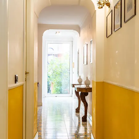 Santa Chiara Charming House With Terrace At Historical Center شقة